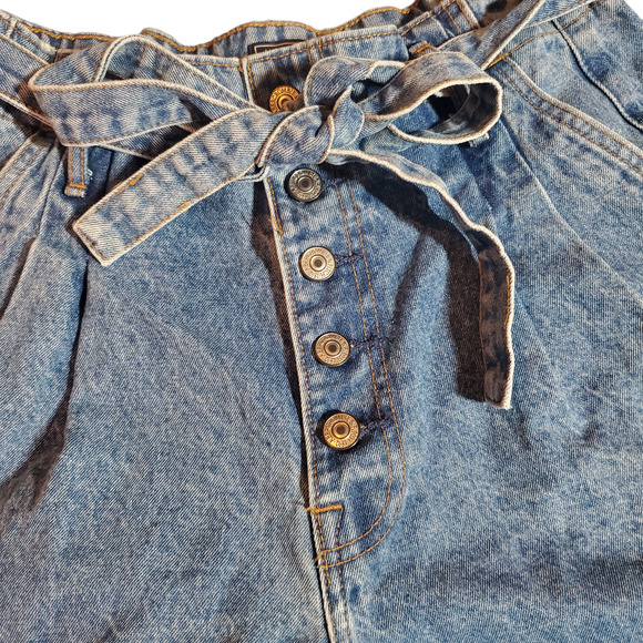 Abercrombie & Fitch Natural Rise Short Women's Size 29 / 8 Button Fly with Belt - Picture 3 of 15